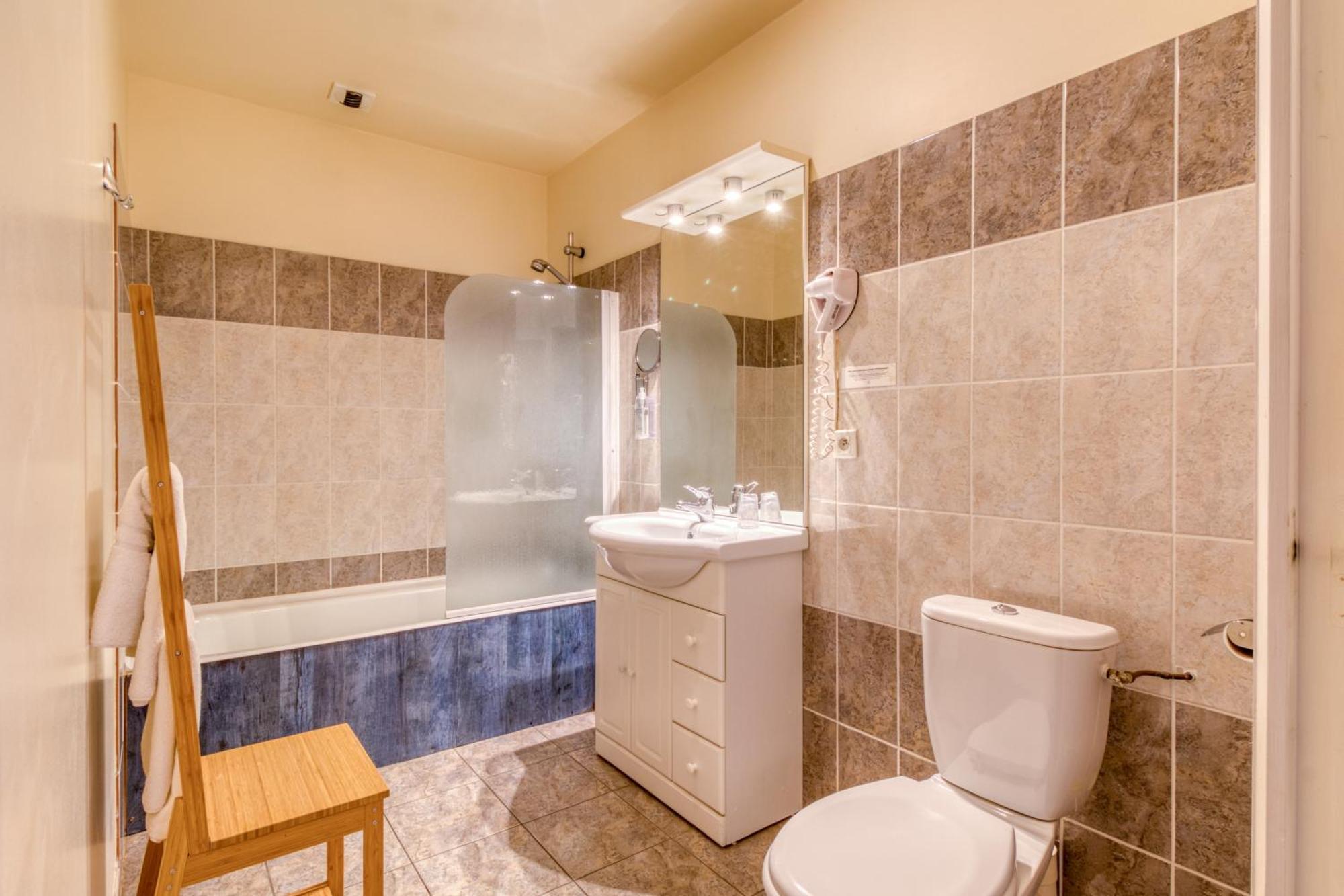 Brit Hotel Le Cygne Saint-Hilaire-du-Harcouet Ngoại thất bức ảnh