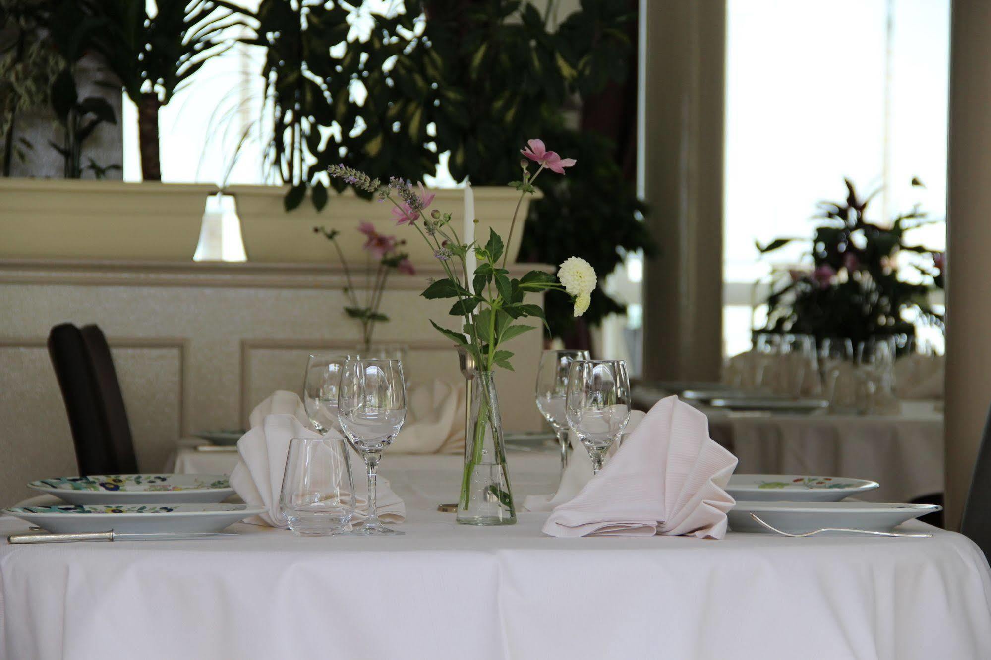 Brit Hotel Le Cygne Saint-Hilaire-du-Harcouet Ngoại thất bức ảnh